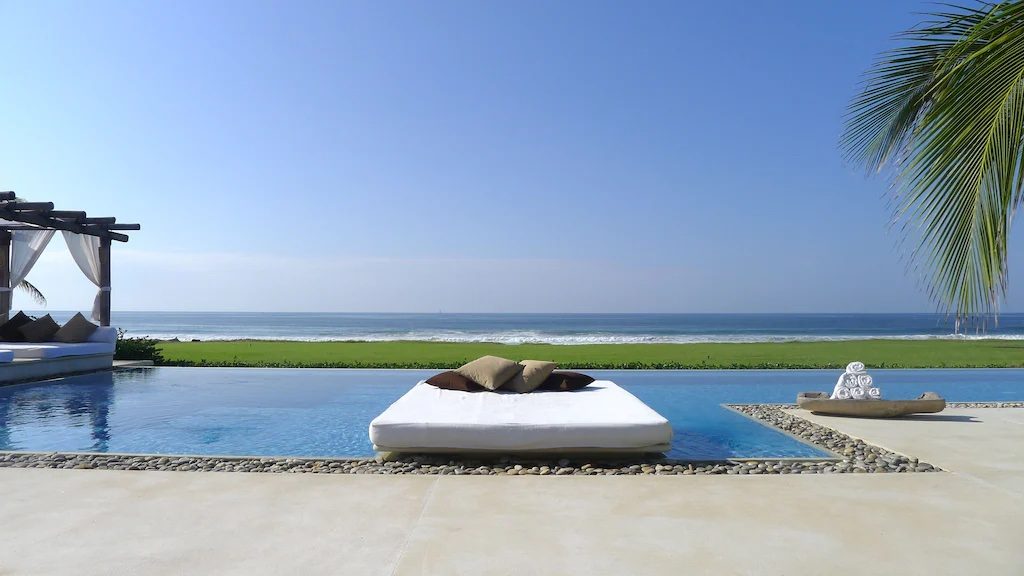 Daybed on the Villa 1 pool facing the ocean